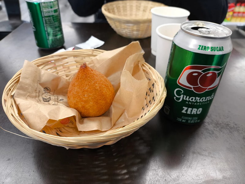 Coxinha brésilienne au poulet et Catupiry servie avec Guaraná Antarctica