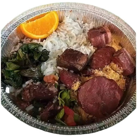 Feijoada brésilienne servie : haricots noirs, porc, saucisse calabresa, riz, couve, orange — Marché Brésil