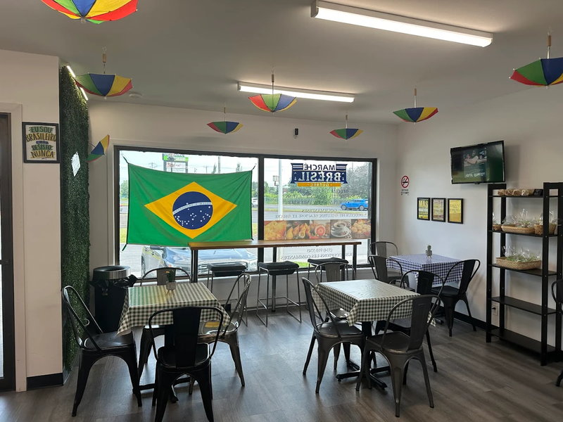 Intérieur du Marché Brésil à Chambly avec drapeau brésilien et espace café