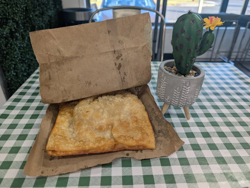Pastel brésilien fraîchement frit, croustillant, servi au Marché Brésil